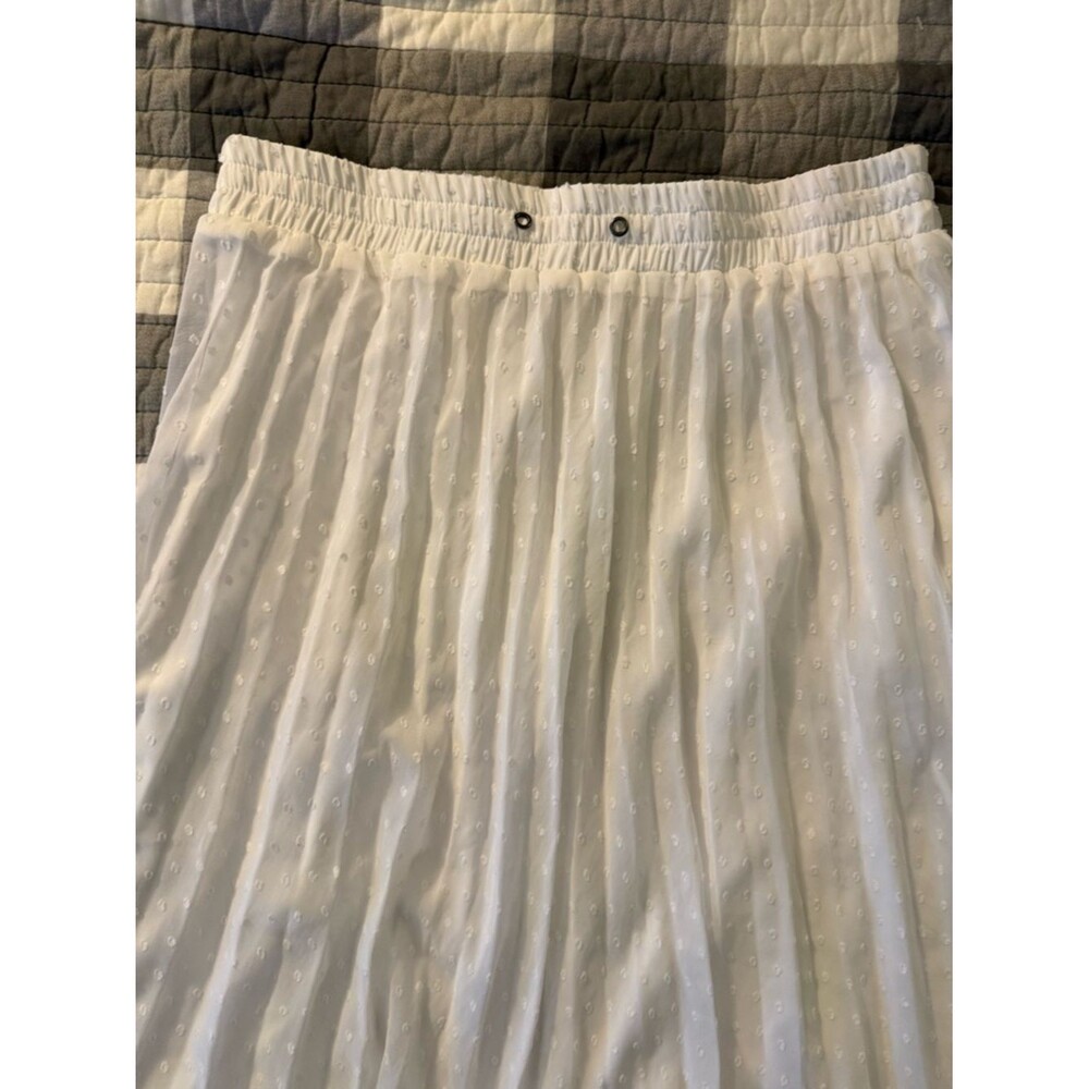 JODIFL Elegant White Swiss Dot Pleated High-Low Skirt - Picture 9 of 13